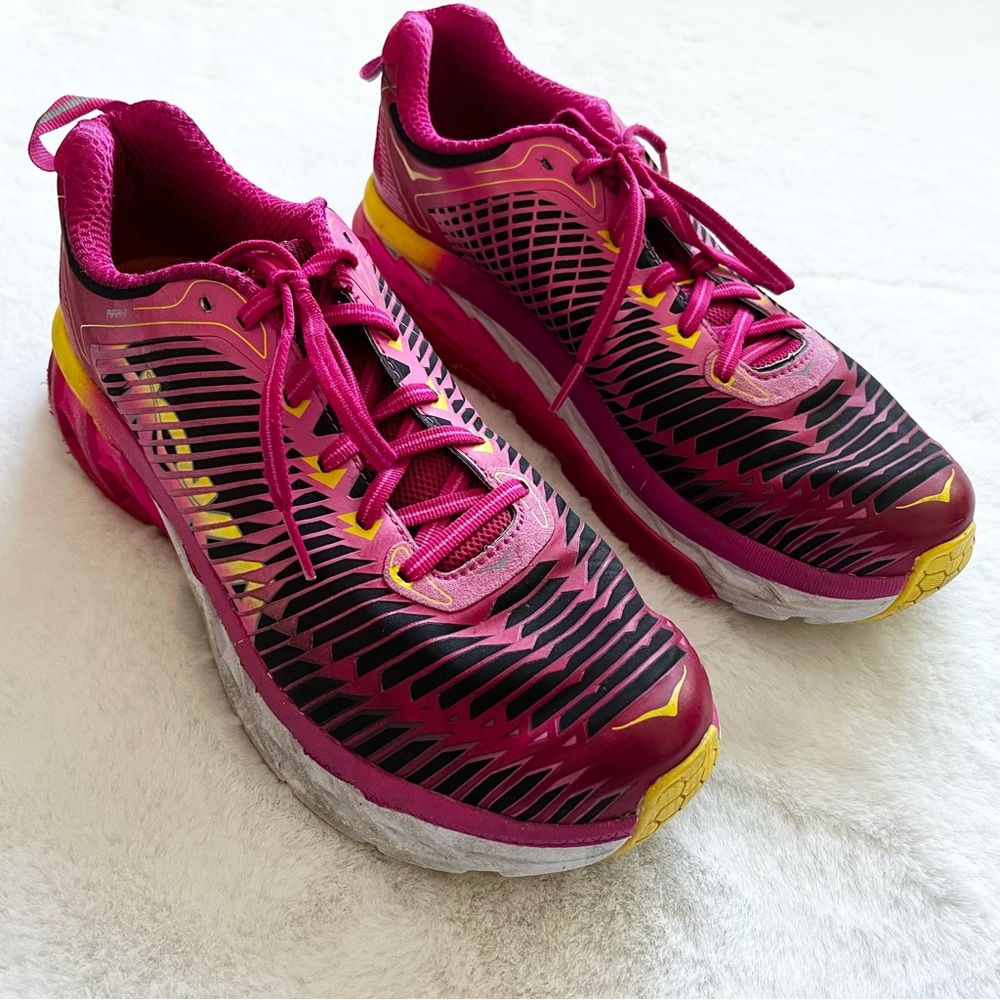 HOKA ONE ONE Women's Arahi Ankle-High Dynamic Stability Running Shoe Size 9.5